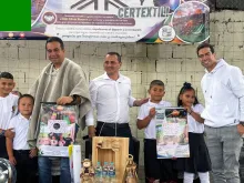 Niños de Casabianca en entrega de implementos deportivos