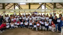 Comunidades indígenas del Guaviare recibiendo diploma