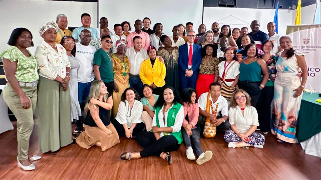 Comunidades de parterías en evento con director de la ART