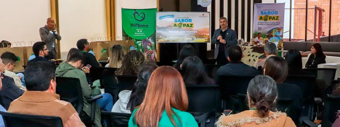 Personas en presentación de la campaña Productos con Sabor a Paz