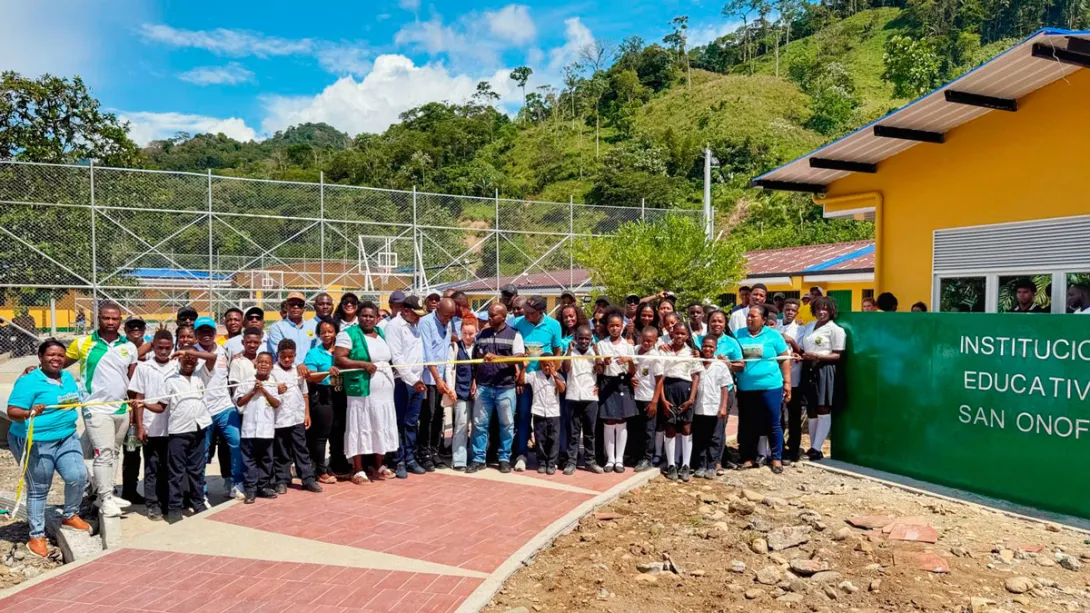 Estudiantes del Centro Educativo San Onofre en la entrega de la obra de mejoramiento