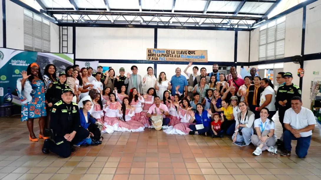 Comunidades en la inauguración de la caseta comunitaria de la vereda Tuluní en Chaparral