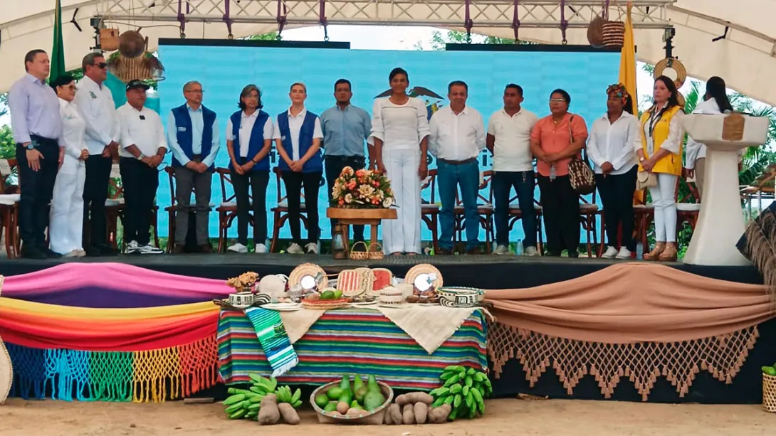 Representantes gubernamentales en la presentación del proyecto de construcción de la Institución Educativa Técnico Agropecuaria de Chinulito