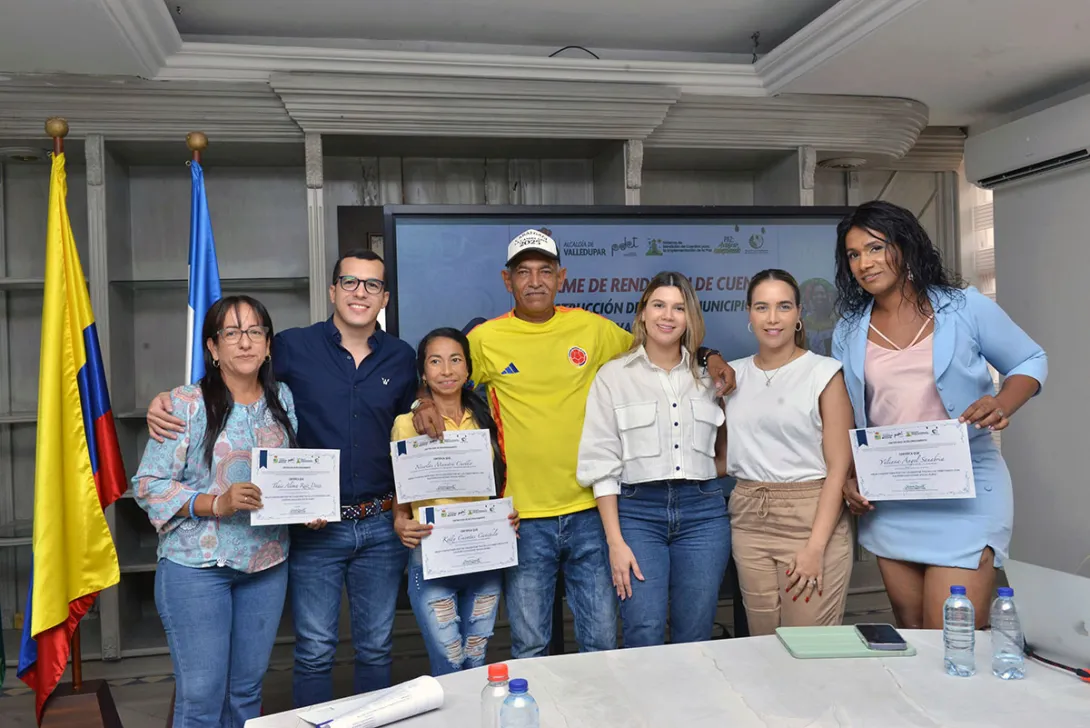 Comunidad presentando su diploma en reunión de Mesa Comunitaria de Valledupar