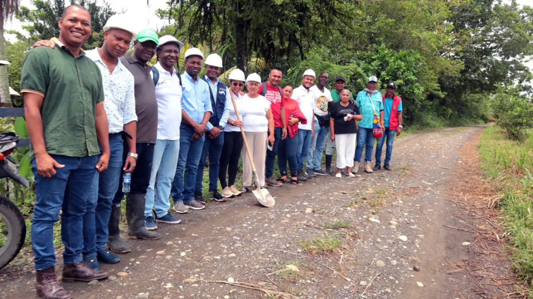 Comunidad en el inicio de la obra vial en Carepa