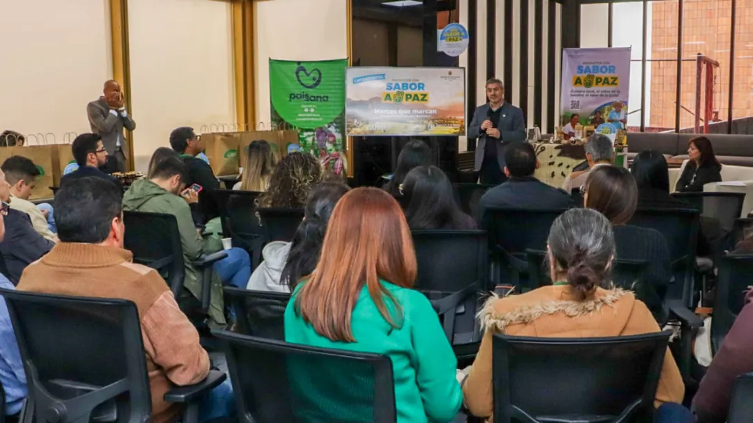 Funcionario de la FAO haciendo presentación de la campaña Productos con Sabor a Paz