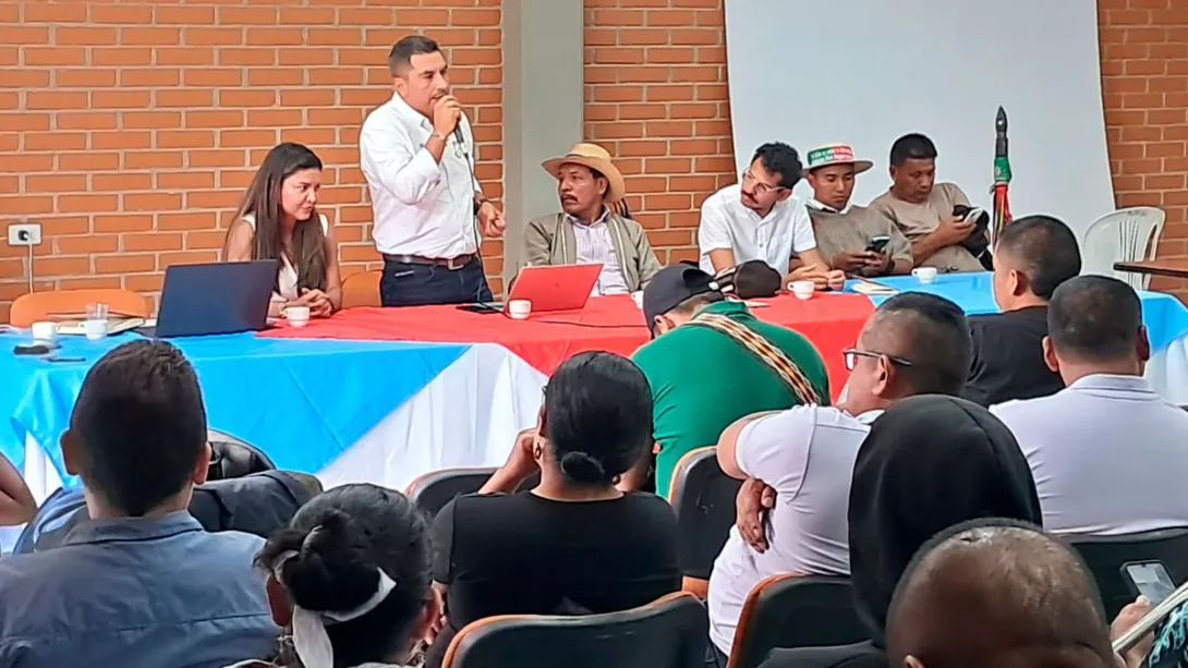 Firmantes del Acuerdo de Paz y comuneros indígenas en presentación de proyecto