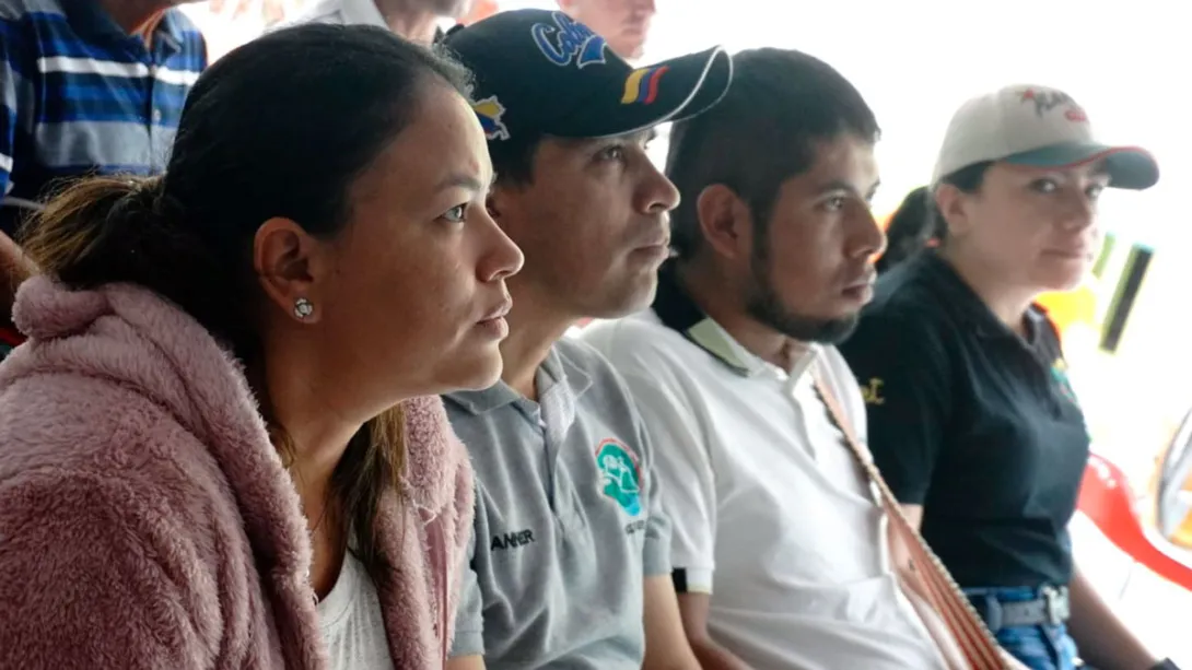 Comunidad en la socialización del avance de la obra.