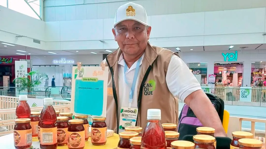 Montes de María, tierra de esperanza: Miguel García endulza el territorio con miel artesanal
