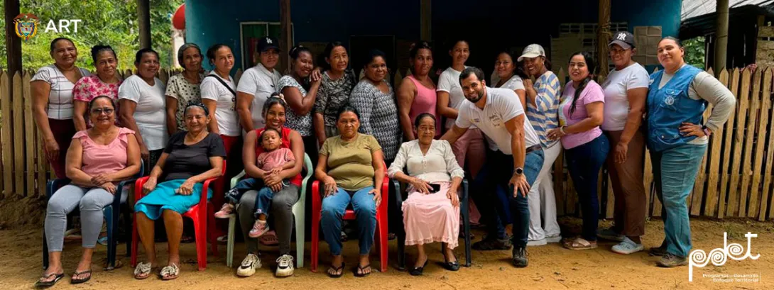 Mujeres de Tierralta frente a una casa azul