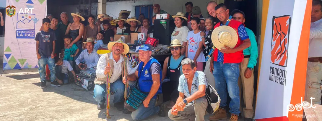 Comunidad Anamichú Pijao recibiendo apoyo tecnológico en el marco del proyecto “Sosteniendo la Paz”