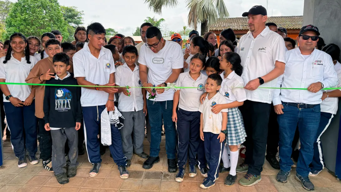 Estudiantes de colegio de Calamar cortando listón