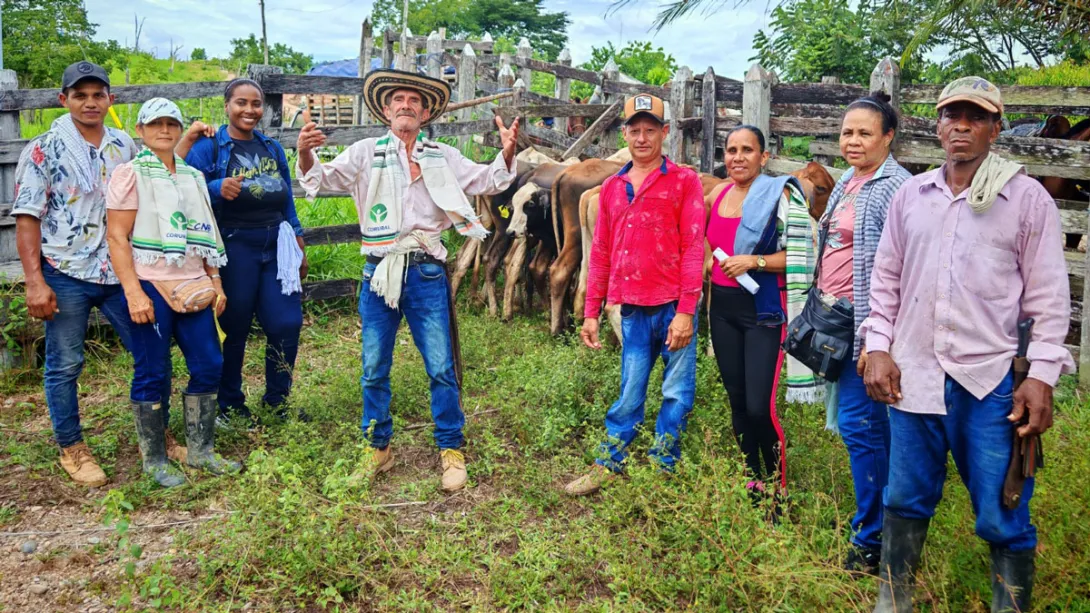 Hombres y mujeres campesinos ganaderos con algunas reses