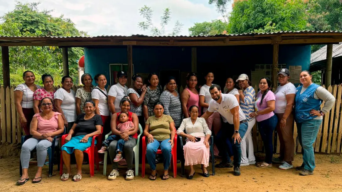 Mujeres de Tierralta frente a una casa azul