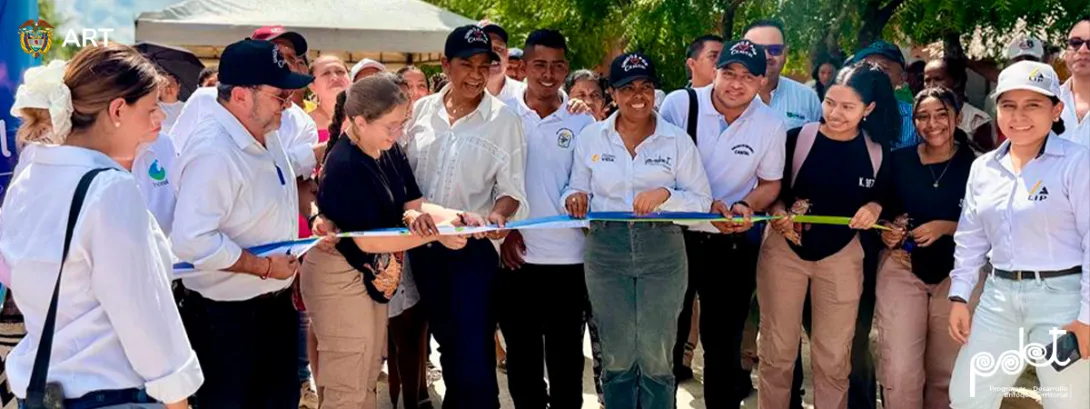 Funcionarios de la ART y comunidad inaugurando la nueva vía