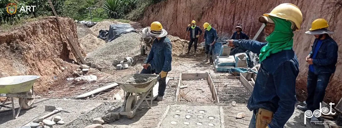 Obreros en construcción de placahuella