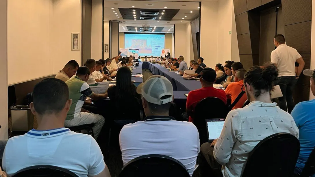 Personas en espacio de diálogo