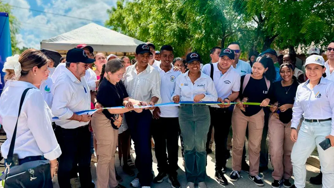 Funcionarios de la ART y comunidad inaugurando la nueva vía