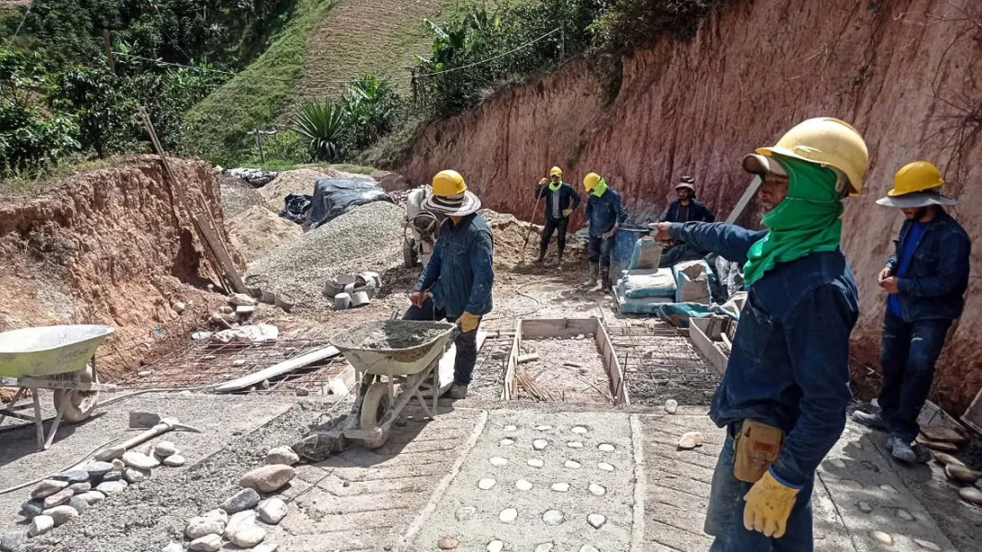 Obreros en construcción de placahuella