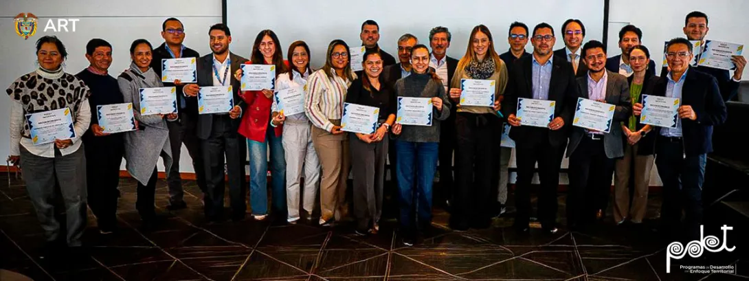 Empresarios recibiendo un diploma de reconocimiento