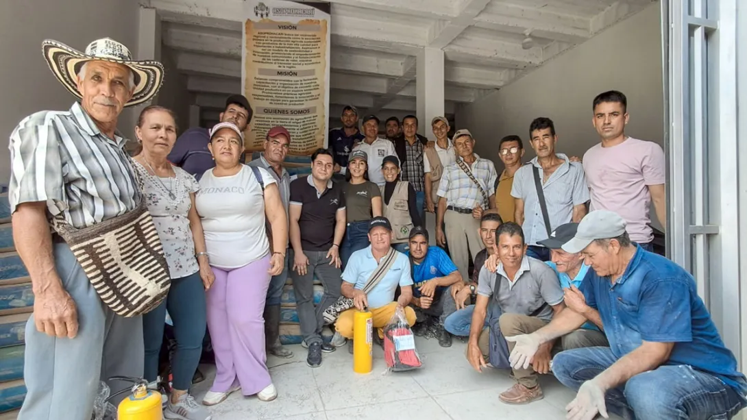 Comunidades de Hacarí recibiendo insumos agrícolas