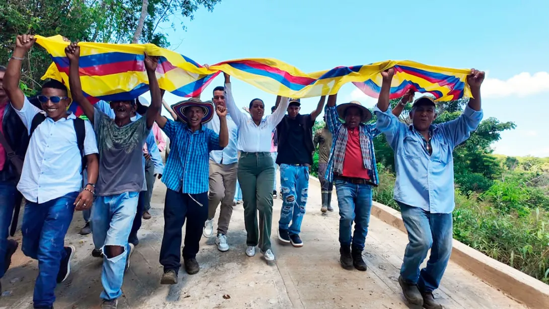 La ART entrega placa huella y alcantarilla que transforman la movilidad en la vereda El Callao