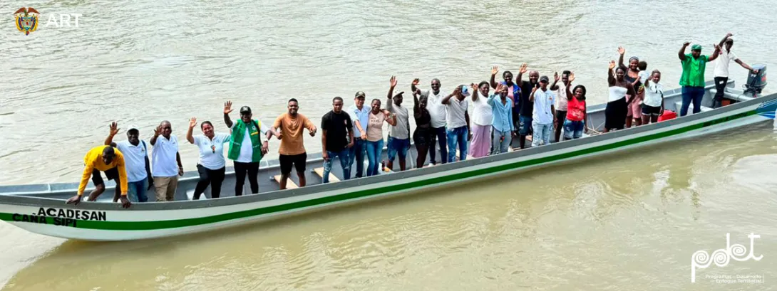 Comunidad de Sipí en la embarcación recibida