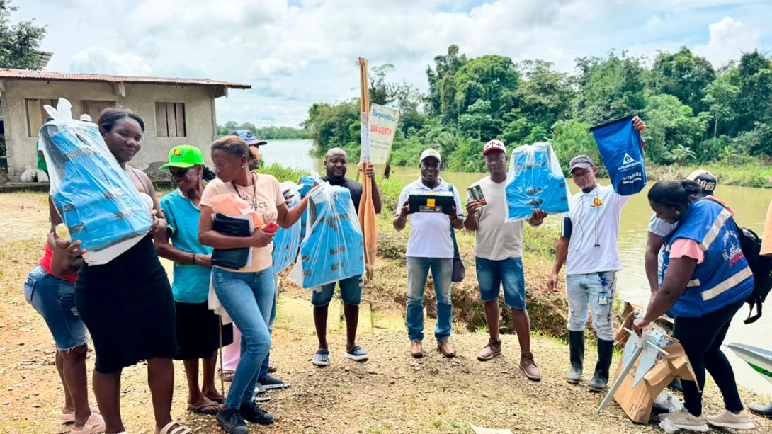 Comunidad de Sipí recibiendo implementos de la embarcación