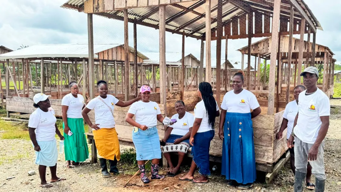 Mujeres y hombre afros en entrega de proyecto avícola