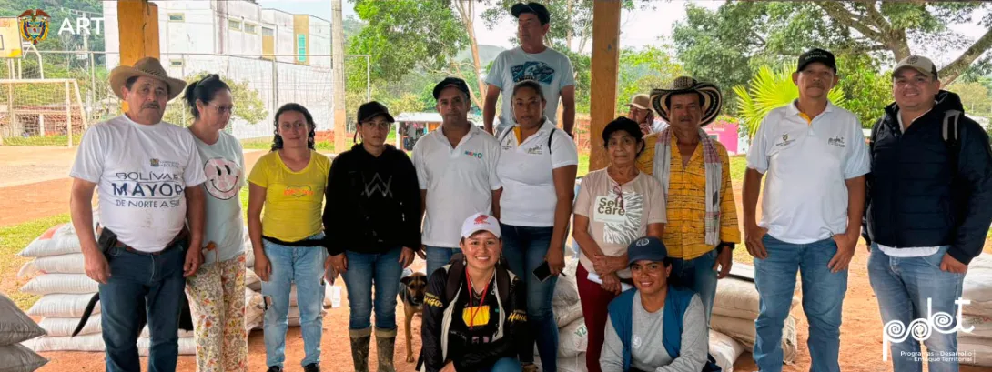 Cacaocultores del Sur de Bolívar recibiendo insumos
