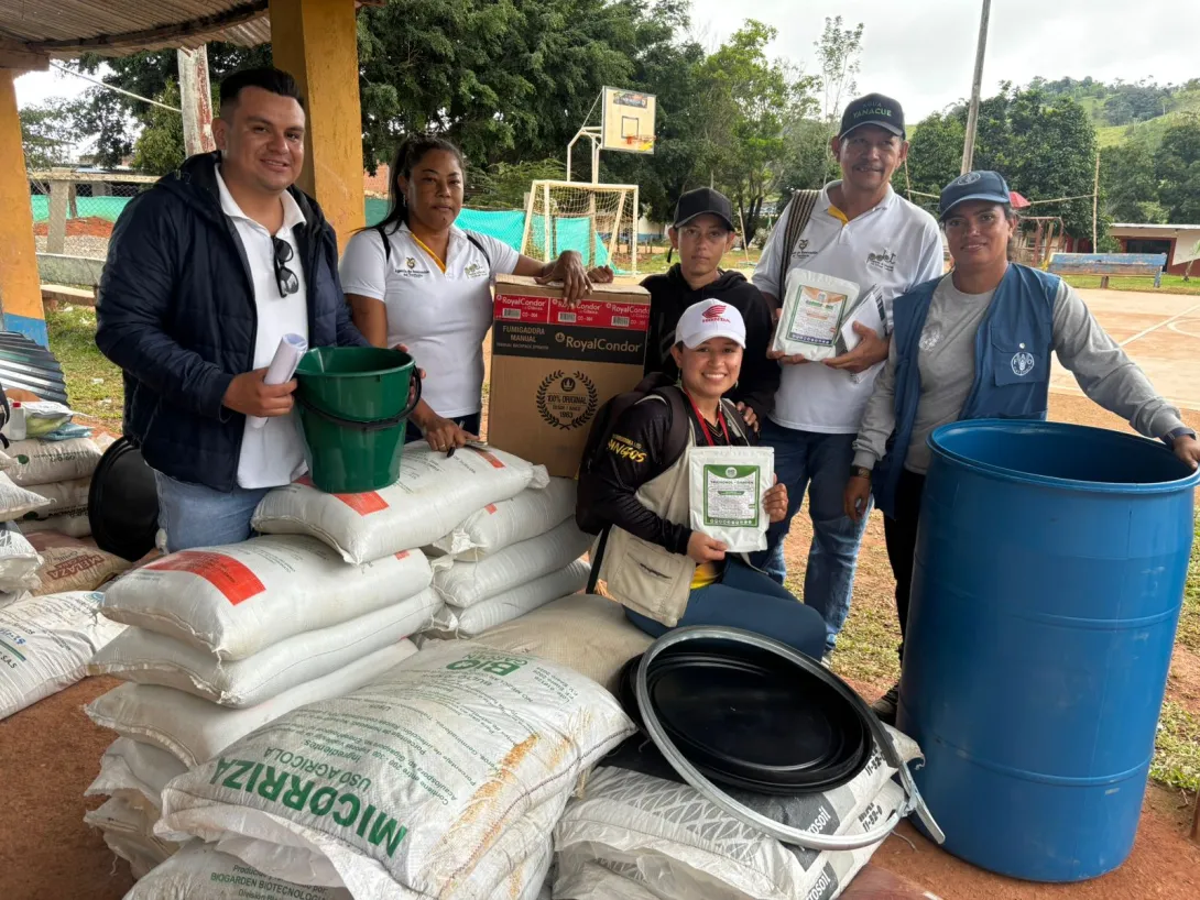 Cacaocultores del Sur de Bolívar recibiendo insumos