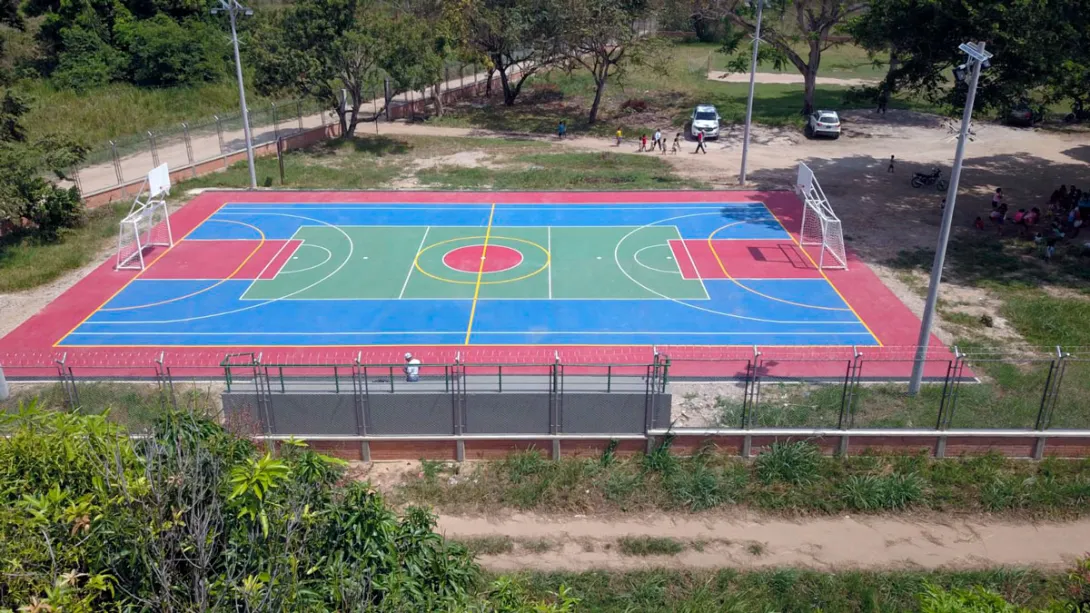 Cancha polideportiva en institución educativa en Tame