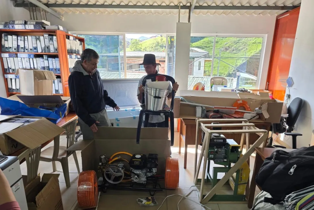 Agricultores de Anorí con equipos y herramientas entregados