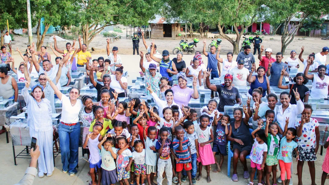 Comunidad de San Onofre en entrega de estufas