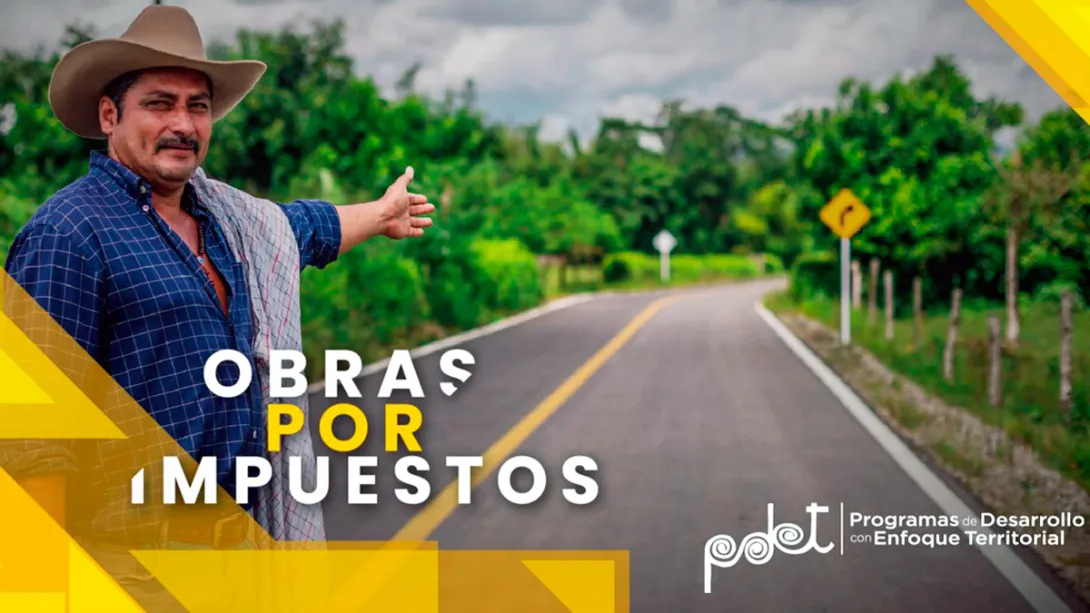 Hombre campesino señalando una carretera