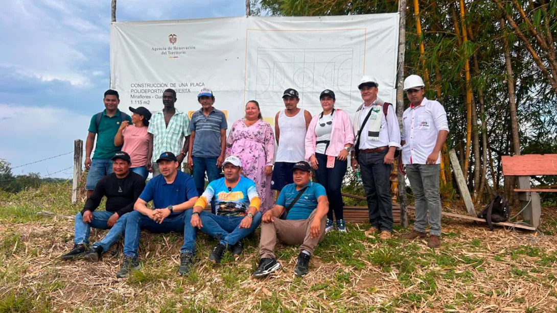 Comunidades de Miraflores junto a valla de inicio de construcción del polideportivo