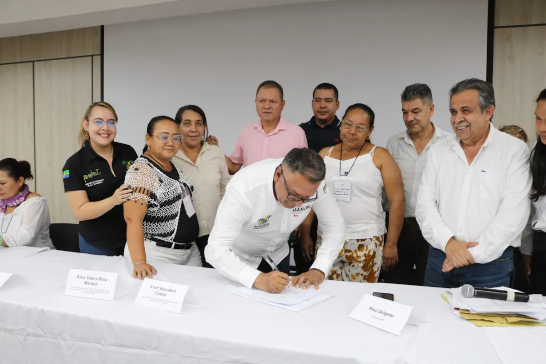 firma de una histórica acta de compromisos