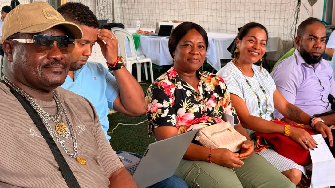 Hombres y mujeres afro en socialización del proyecto