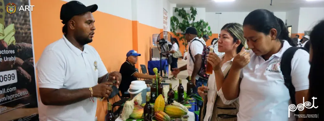 Hombre cacaotero vendiendo sus productos en feria