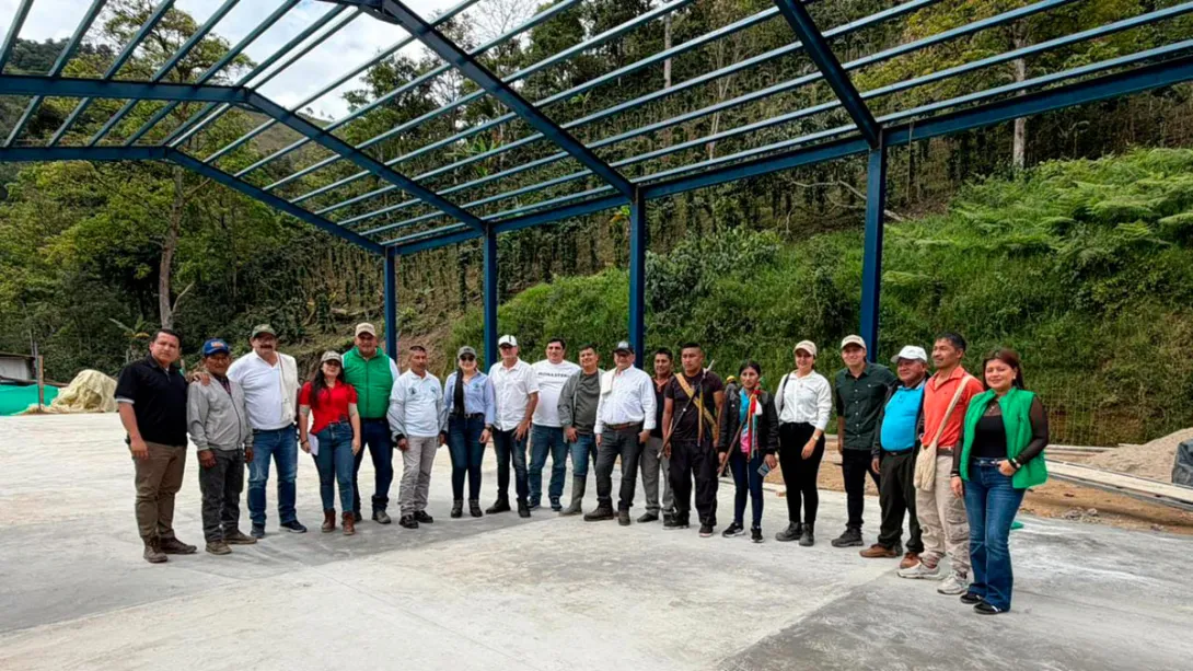 Servidores públicos y comunidad de la vereda revisando el avance de la obra