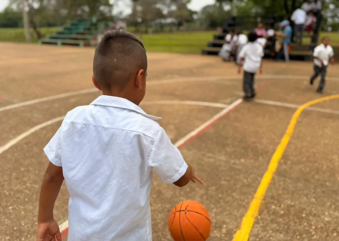 Niños jugando en cancha múltiple