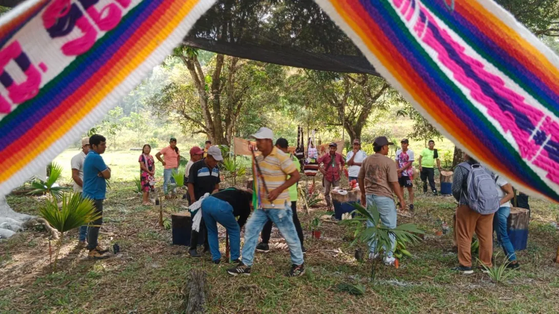 Comunidad indígena Nasa en huerta tradicional