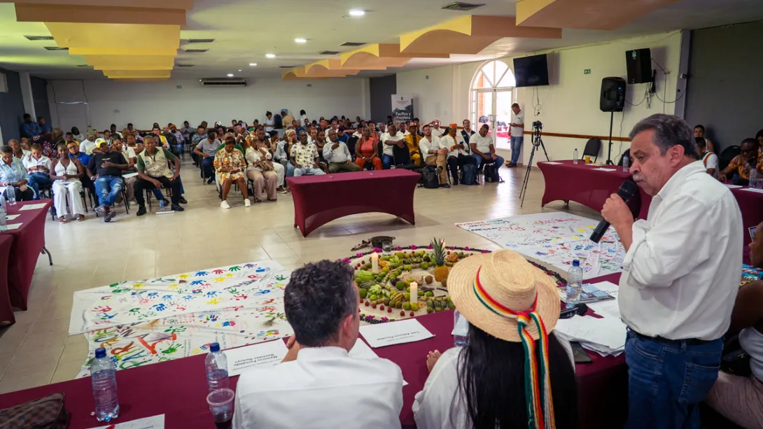 Director de la ART hablando a comunidades de Pacífico y Frontera Nariñense