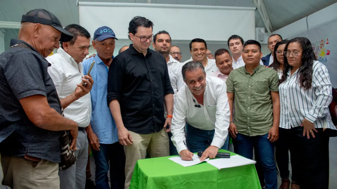 Director de la ART firmando la actualización del PATR del Sur de Córdoba