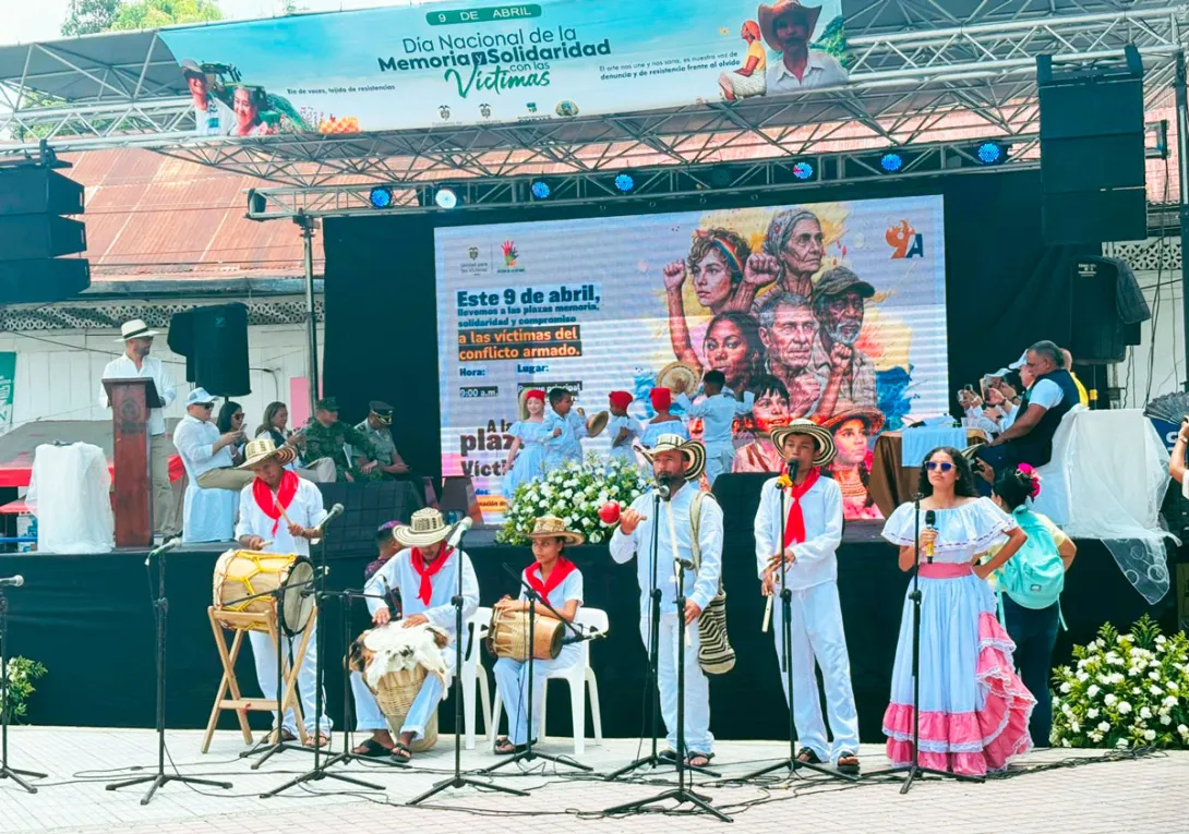 Conjunto musical tocando en conmemoración del Día Nacional de las Víctimas