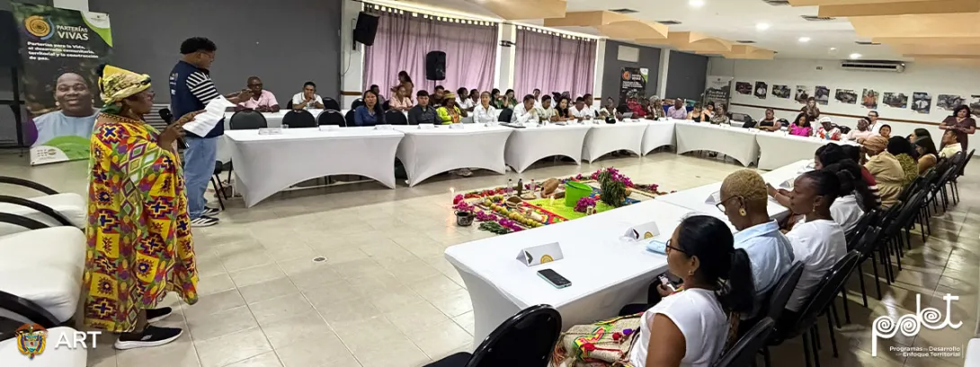Partera tradicional hablando en la presentación de la caracterización
