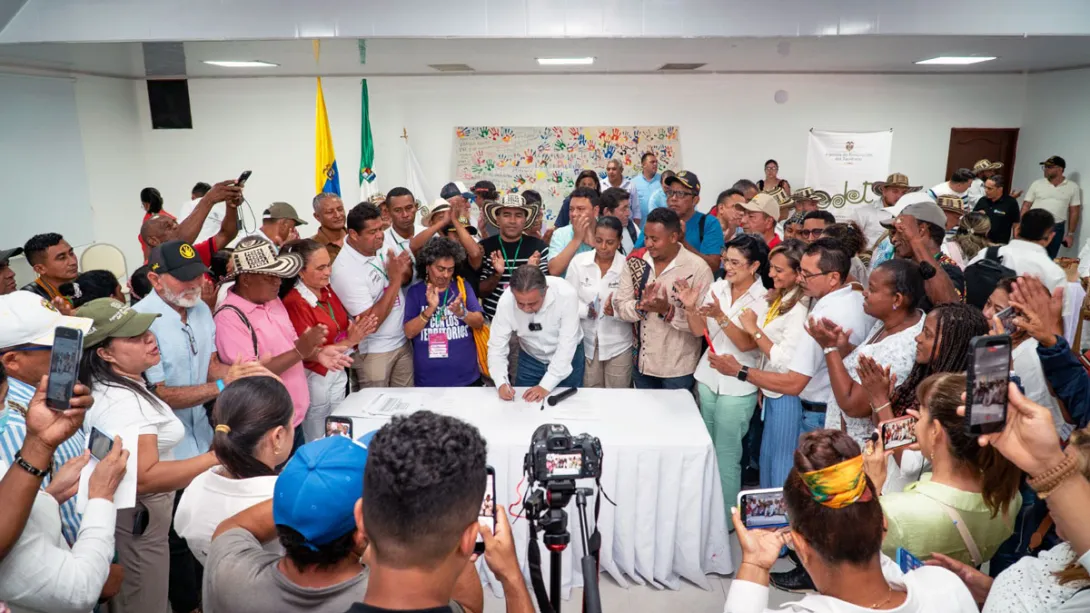 Director de la ART firmando la actualización del PATR en compañía de las comunidades de Montes de María
