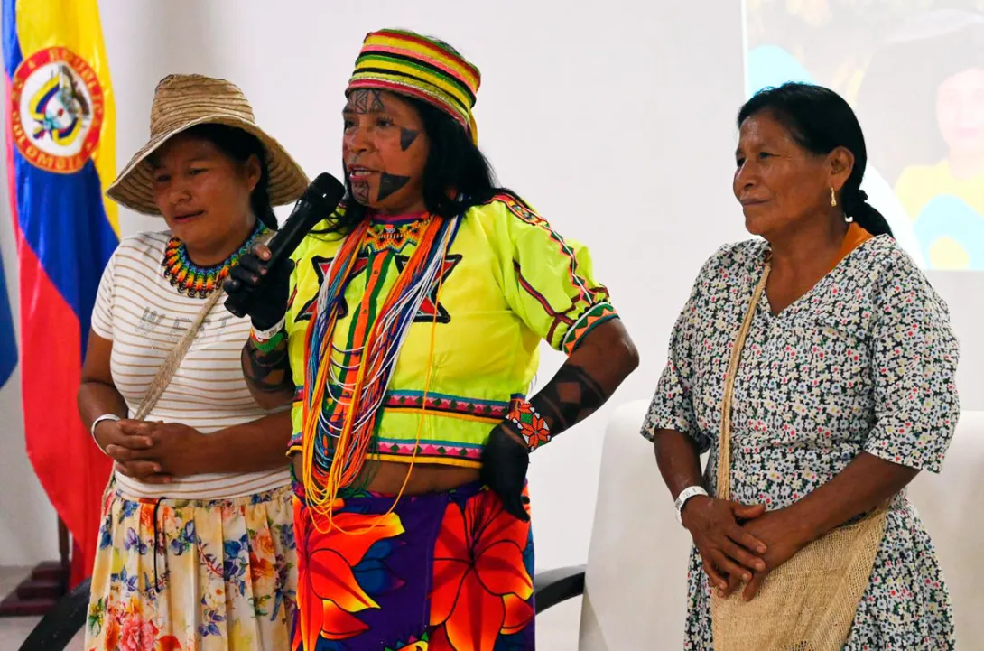 Parteras tradicionales hablando en la presentación de la caracterización