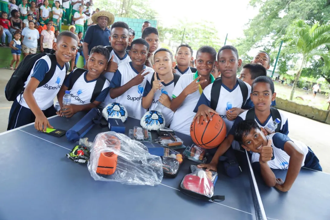 Estudiantes de Acandí recibiendo dotación deportiva