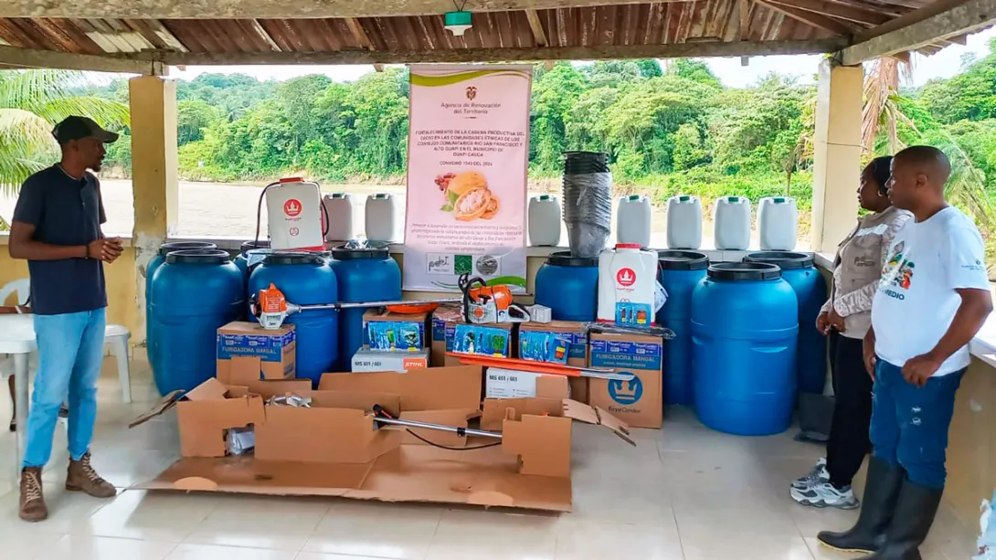 Agricultores de cacao de Guapi recibiendo dotación